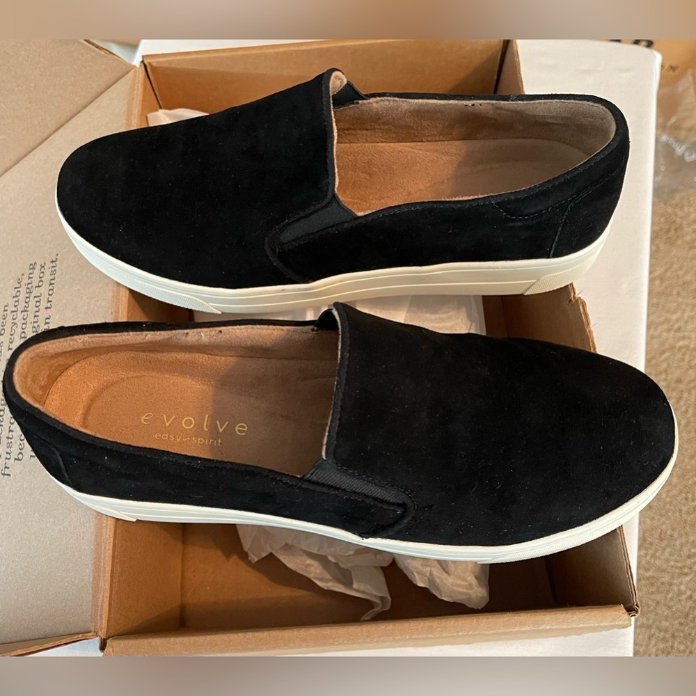 Easy Spirit Evolve “Lack” Slip-On Sneakers  Sz 10M Black Suede. TRENDY, IN-STYLE
